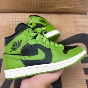 WMNS AIR JORDAN 1 MID - GREEN/BLACK